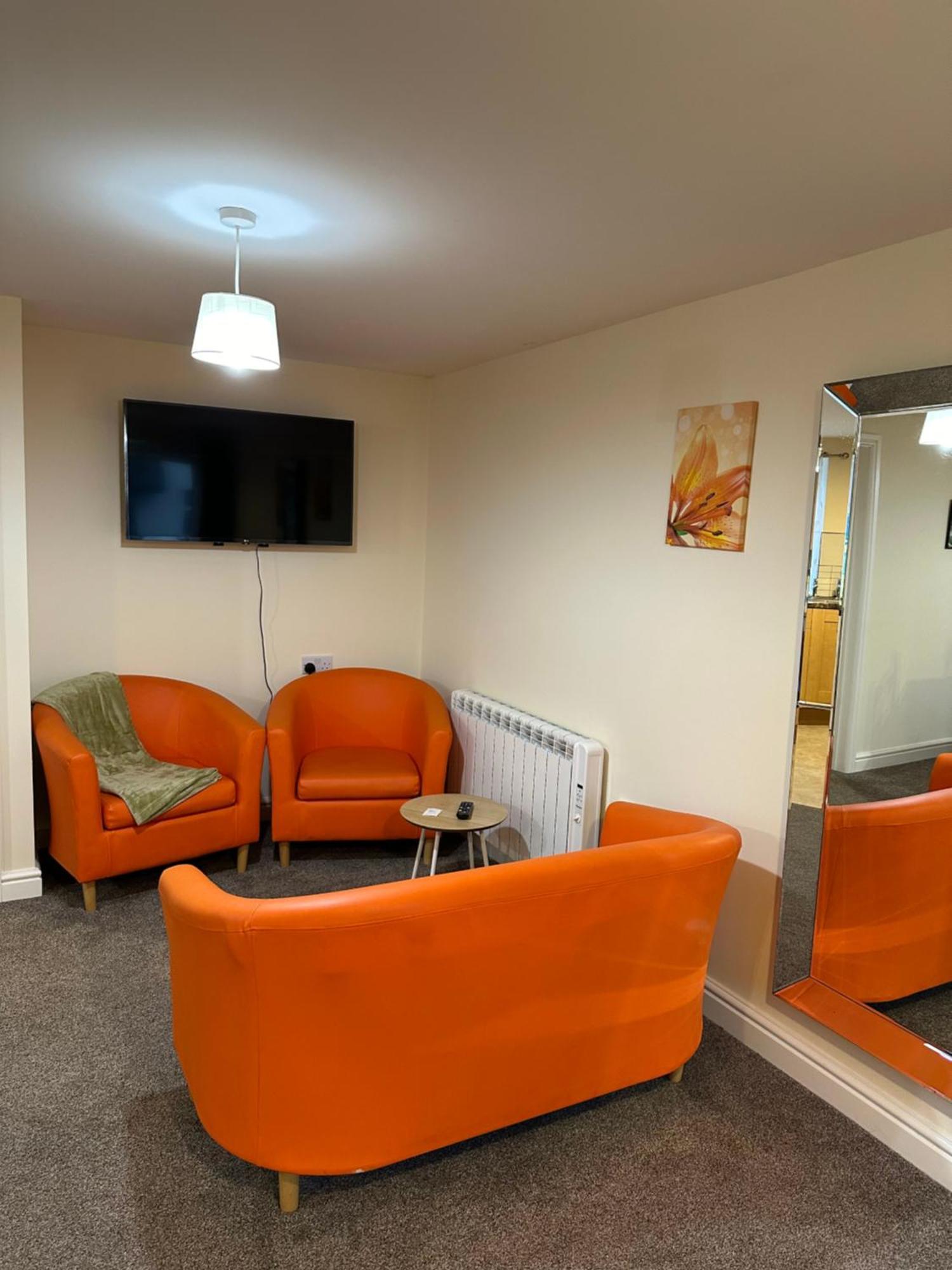 Orange Lilly In Stroud With Free Parking Lejlighed Eksteriør billede